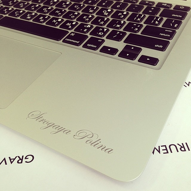 Гравировка на ноутбуке Macbook Air