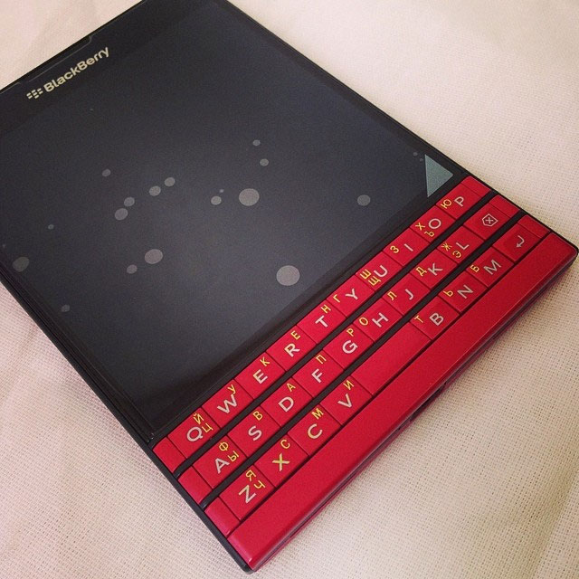 Лазерная гравировка Blackberry Passport red