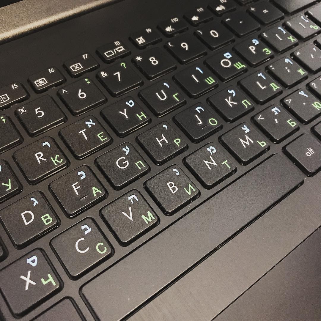 Лазерная гравировка клавиатуры MacBook и др. Гравировка русских букв на ...