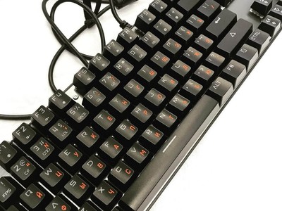 Гравировка красных букв на внешней клавиатуре