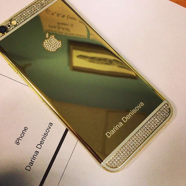 Гравировка на золотом iPhone