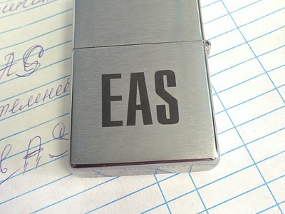 Логотип на зажигалке Zippo