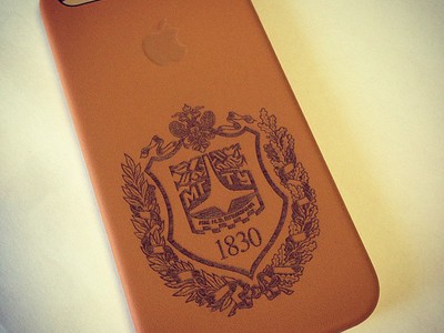Гравировка на кожаном чехле iPhone